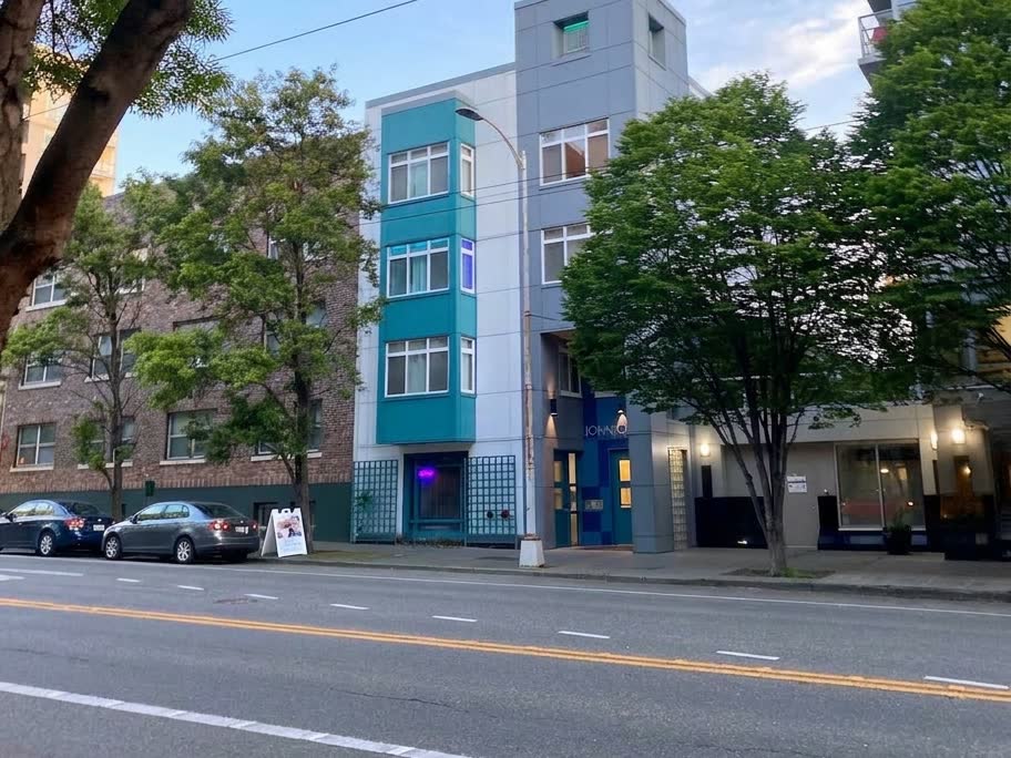 The teal building at 2909 1st Ave in Belltown that Seattle Head Spa calls home