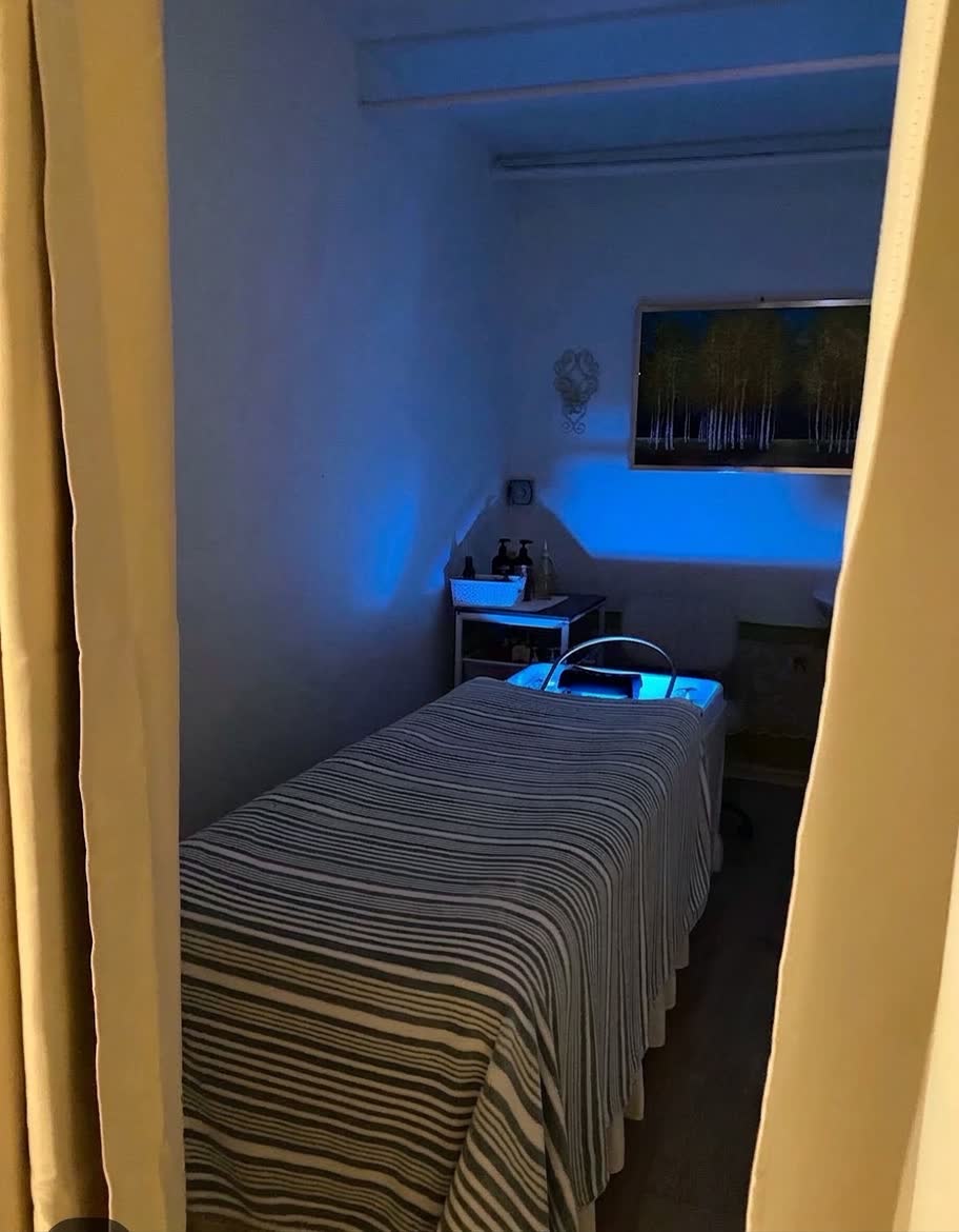 A private treatment room at Seattle Head Spa with a warm blanket and overhead wash basin
